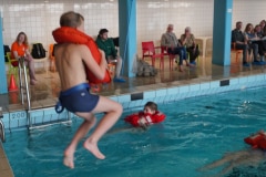 ZR1_springen-in-het-water-met-zwemvest