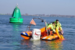 HDY03376_drenkeling-aan-boord-nemen