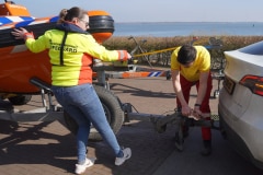 HDY03555_een-handje-helpen-bij-afkoppelen